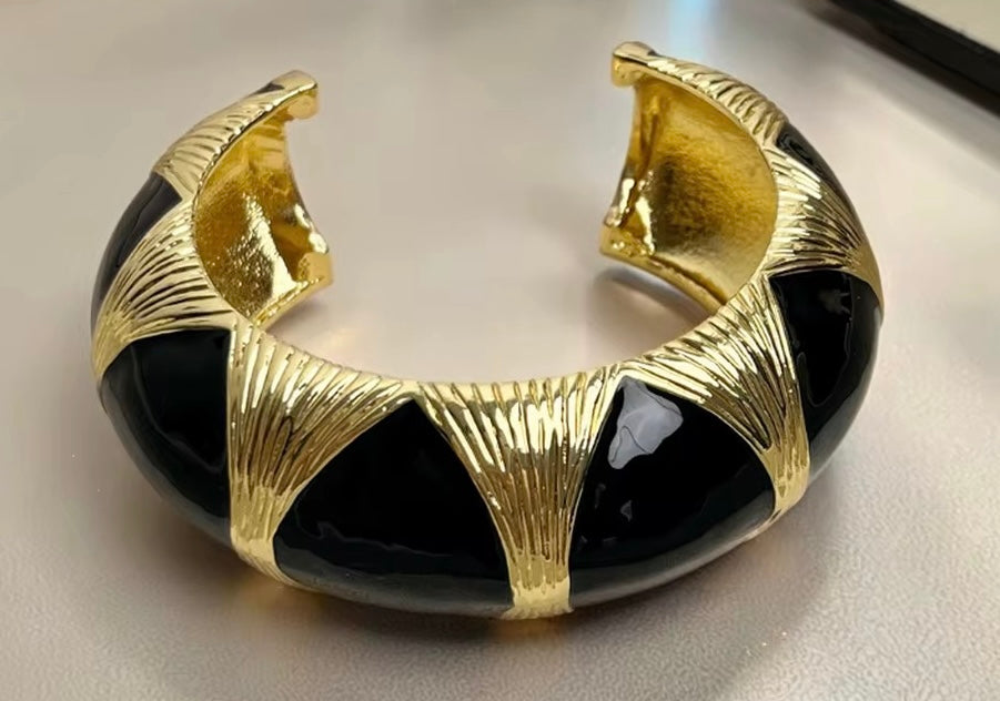 🖤 The Noir Drip Cuff