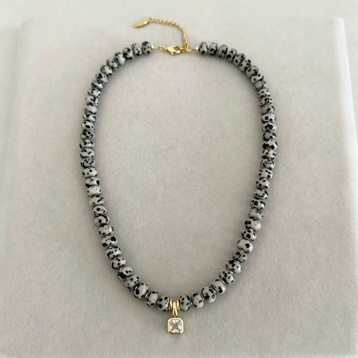 🤍🖤 MIREVA Dalmatien Écru

Dalmatian Stone & Cubic Zirconia Necklace