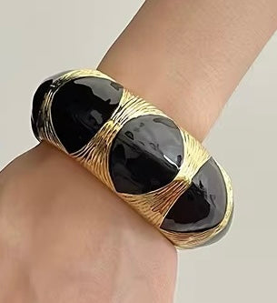 🖤 The Noir Drip Cuff