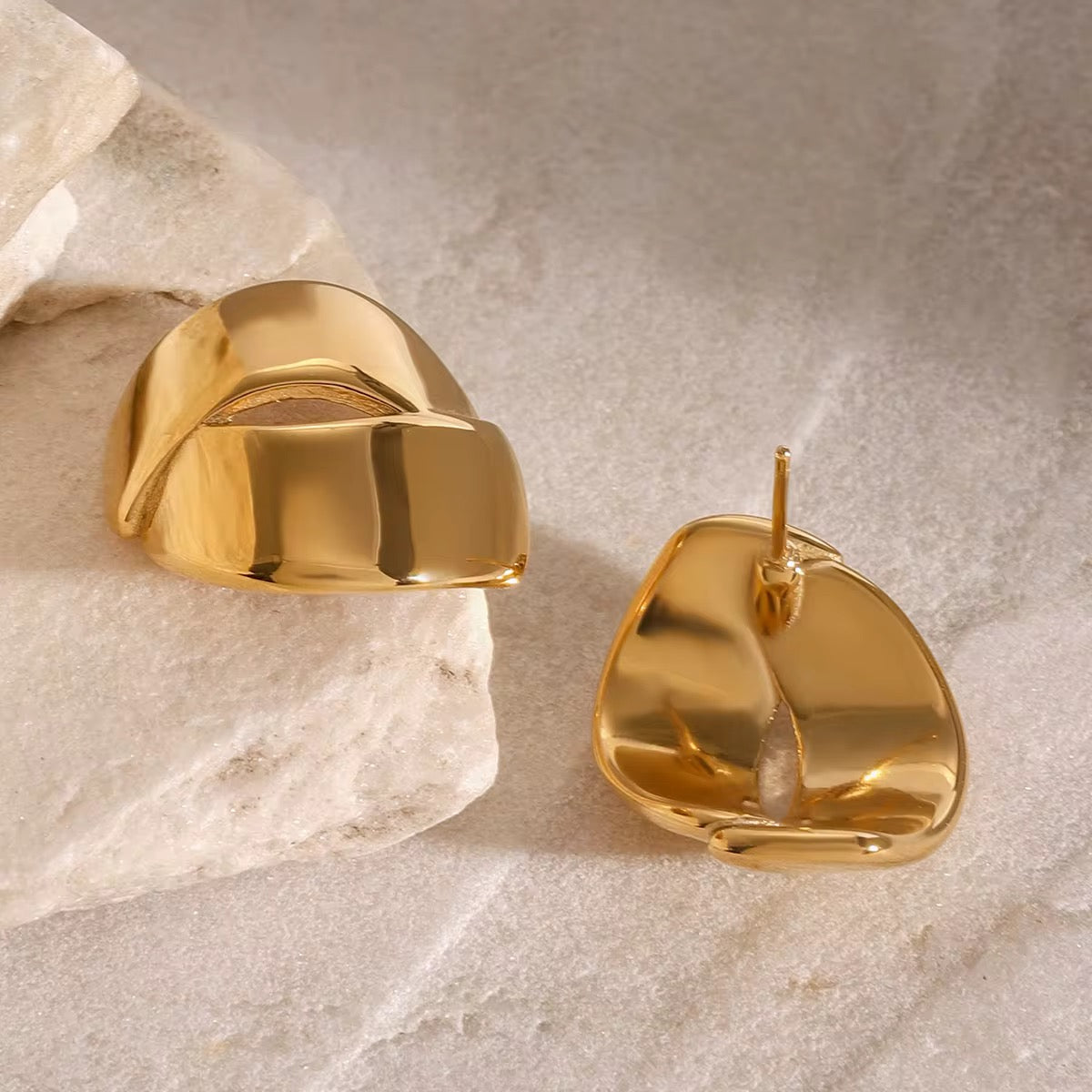 Lumé Kiss Studs