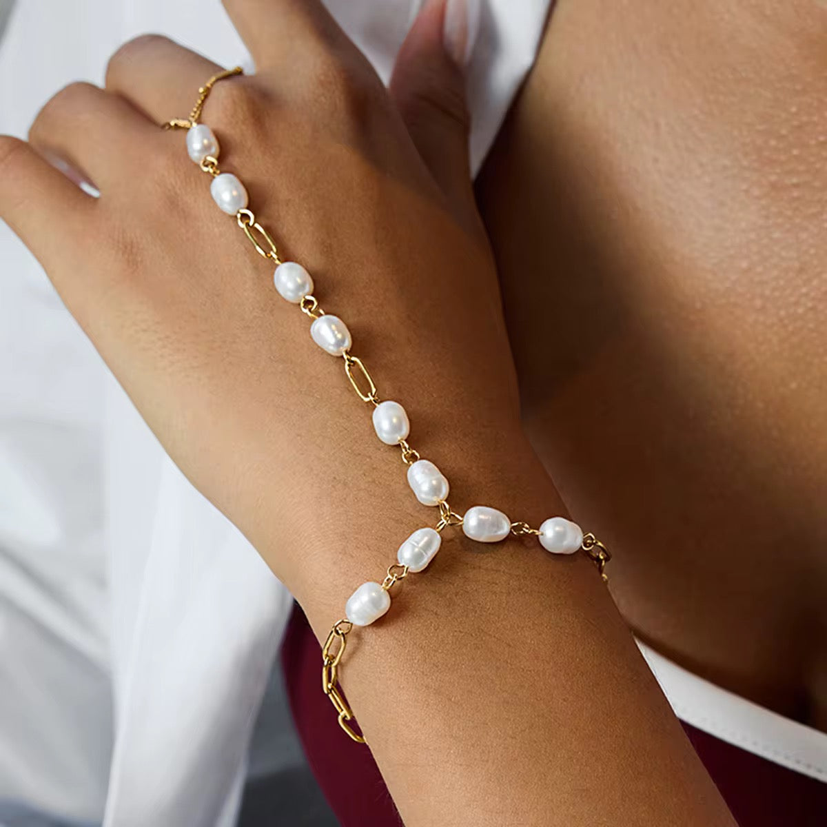 Noémie Pearl Hand Chain