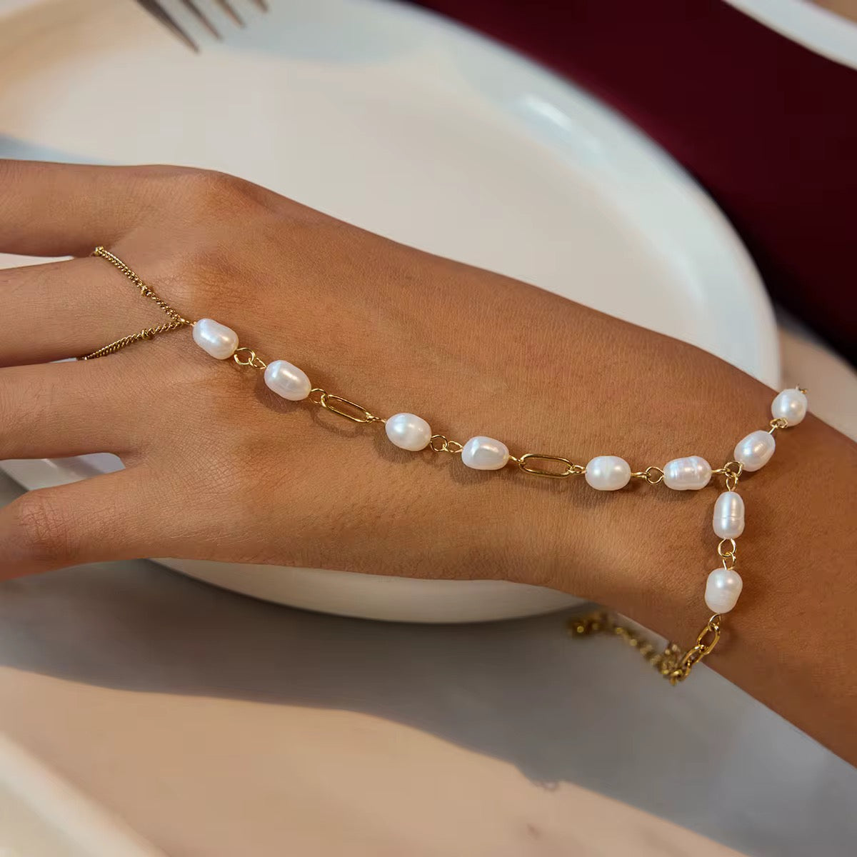 Noémie Pearl Hand Chain