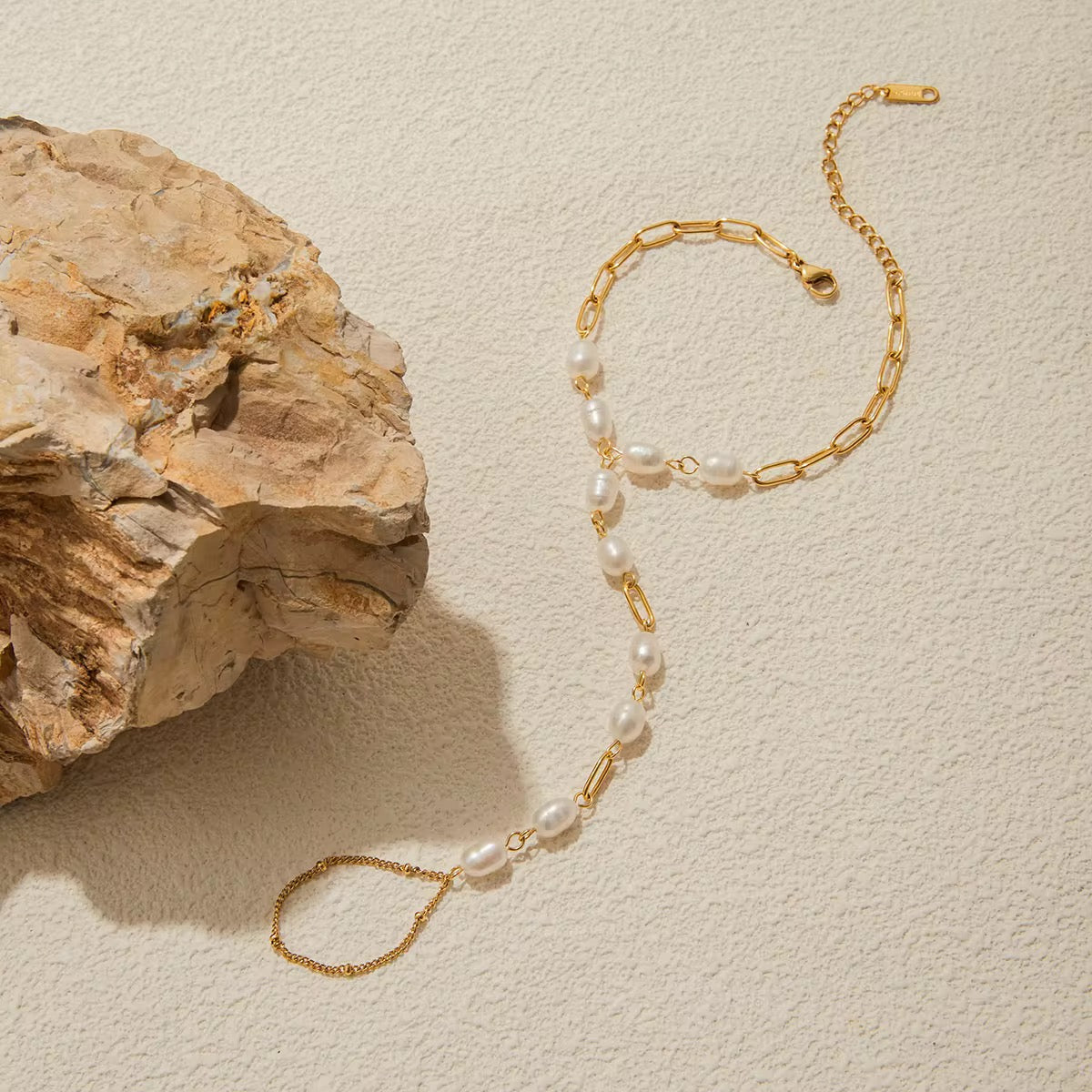 Noémie Pearl Hand Chain