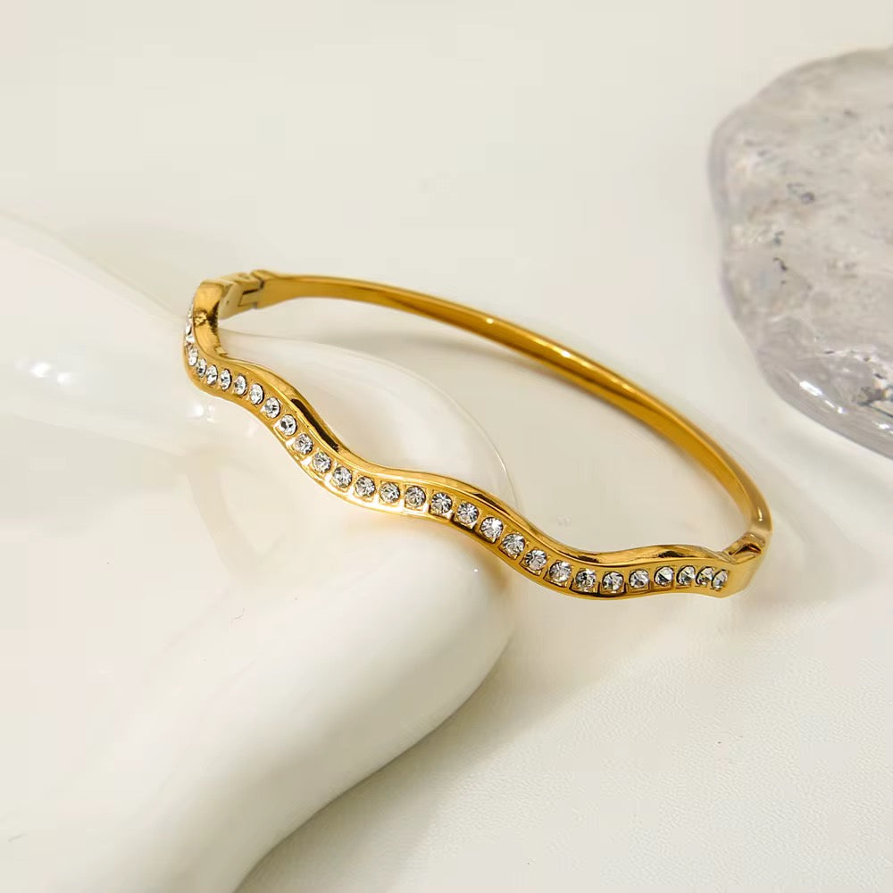 The Serene Curve Open Bangle